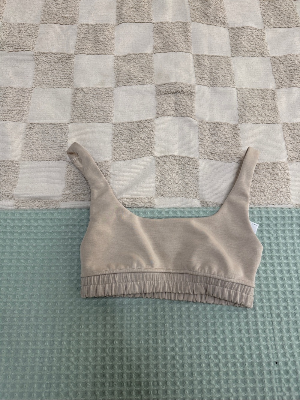 lululemon Softstreme Scoop-Neck Bra in Mojave Tan size 4